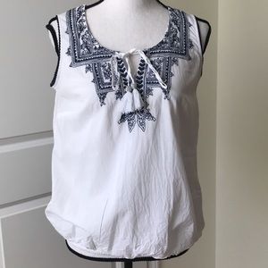 💟2/$10💟 White Cotton Sleeveless, navy embroidery